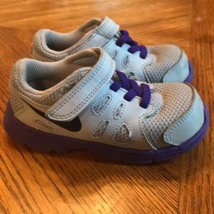 Girls Nike’s size 8c